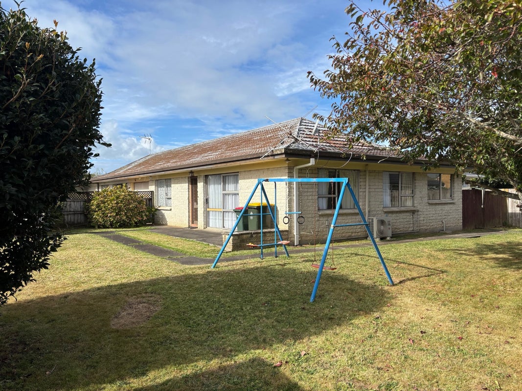 5B Hedge Row, Sunnyhills, Auckland - Carousel 1