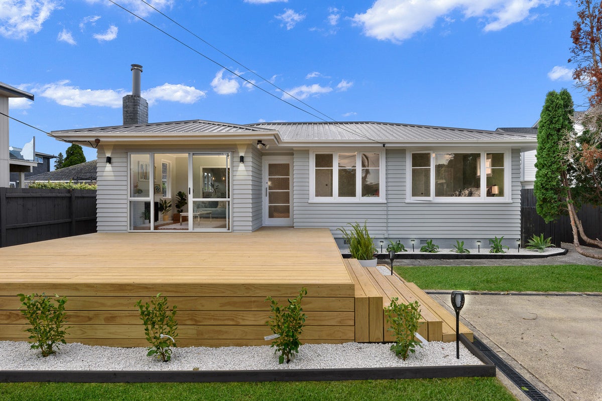 13 Stokes Avenue, Te Atatu Peninsula, Auckland - Carousel 1