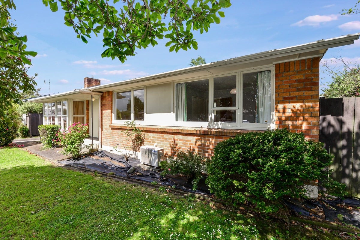 6 Pickering Crescent, Chedworth, Hamilton - Carousel 1
