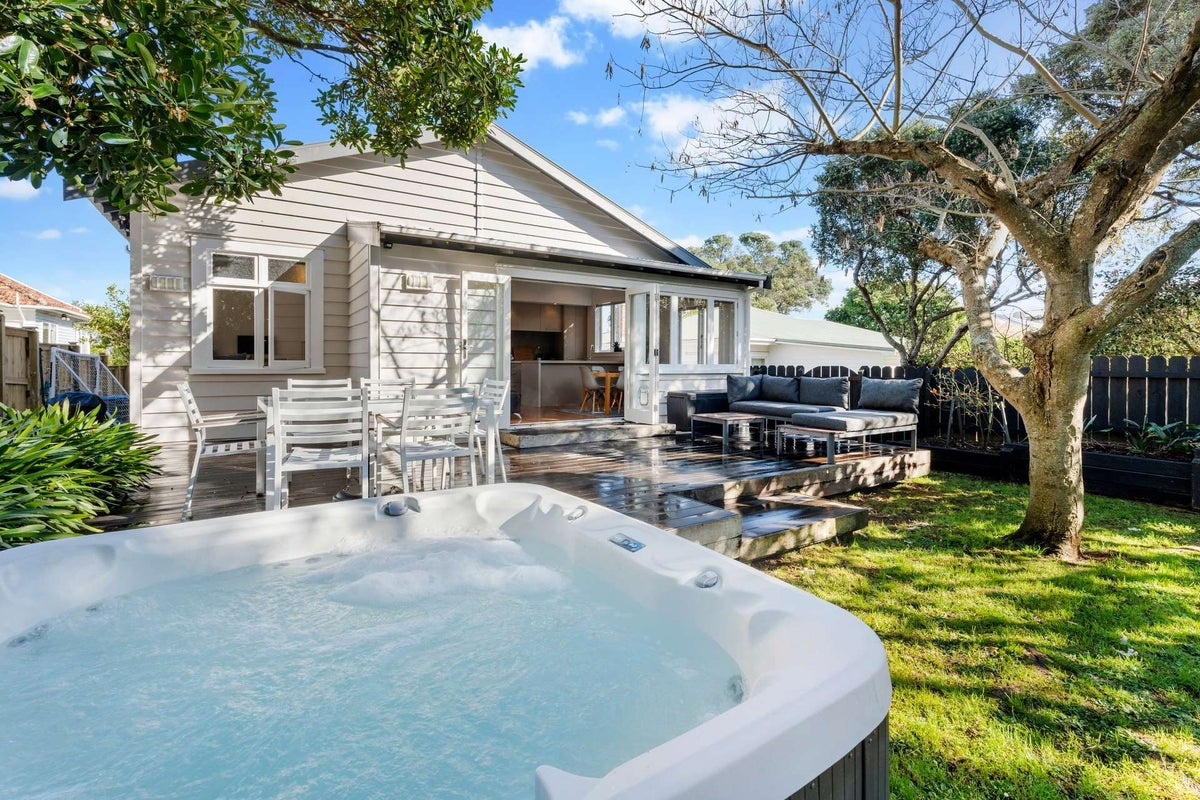 20 Hayr Road, Three Kings, Auckland - Carousel 8