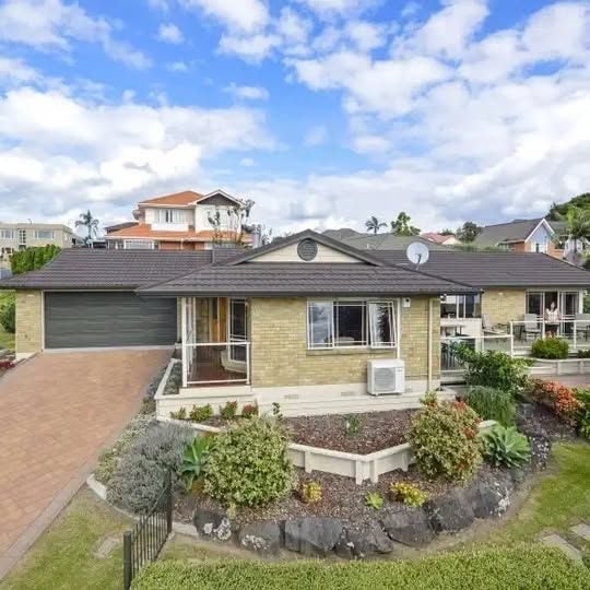 6 Silkwood Grove, Totara Heights, Auckland - Carousel 1