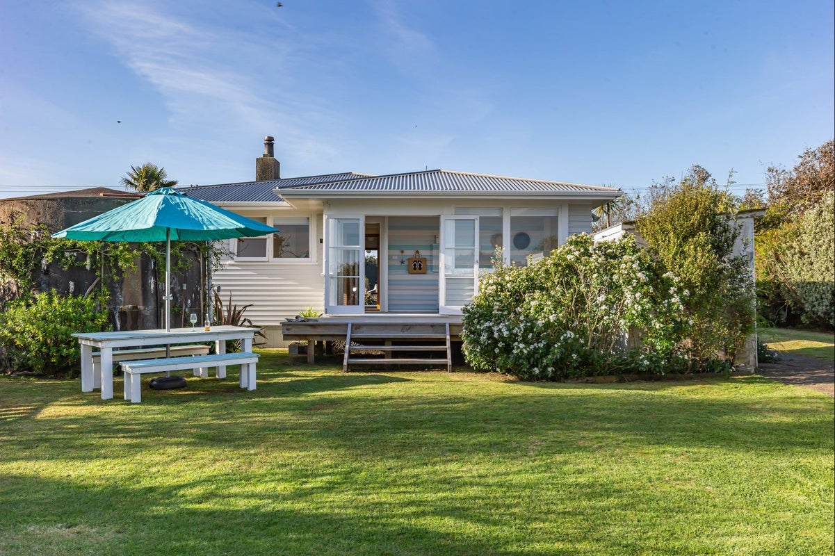 579 Waitarere Beach Road, Waitarere Beach, Levin - Carousel 1