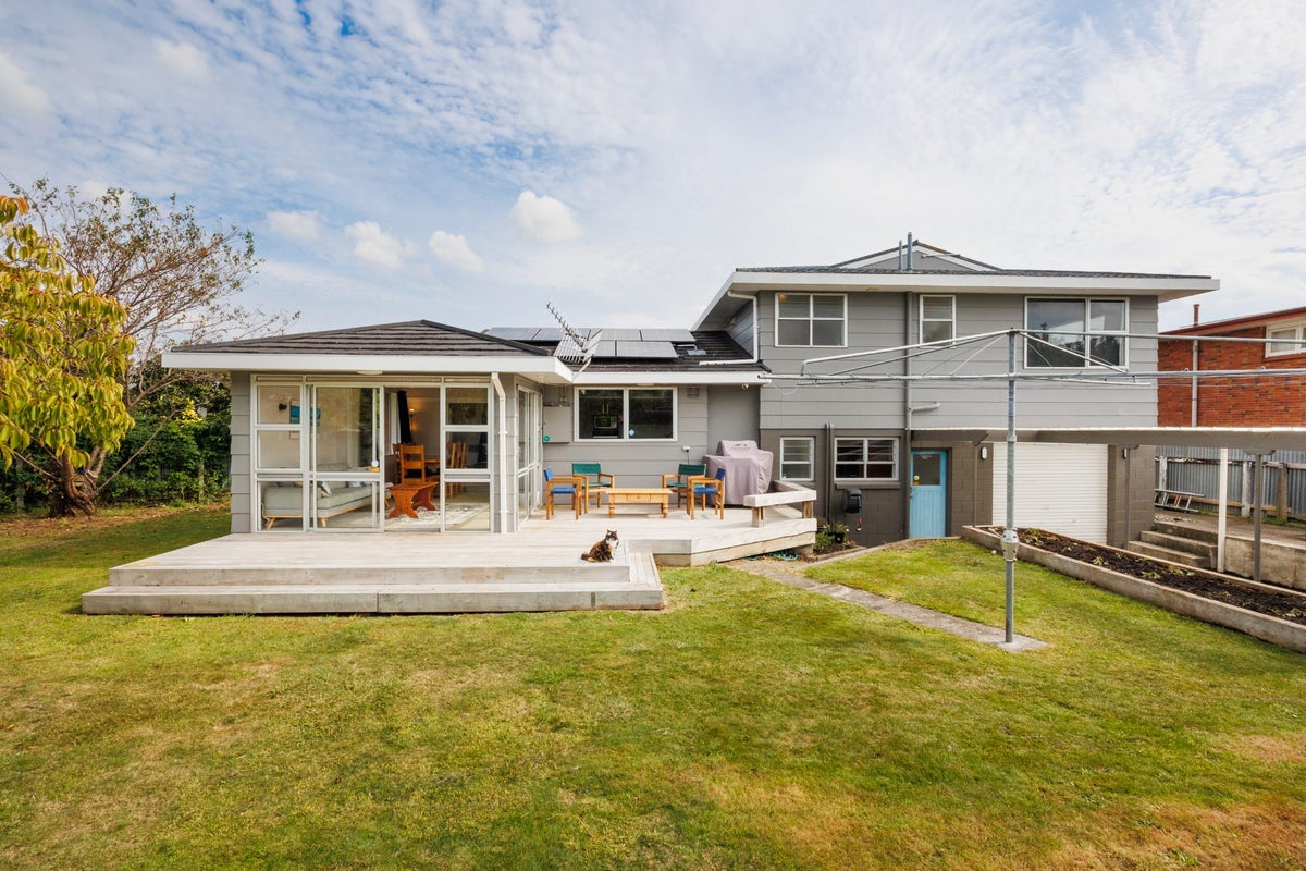 10 Westhaven Grove, Takaro, Palmerston North - Carousel 2