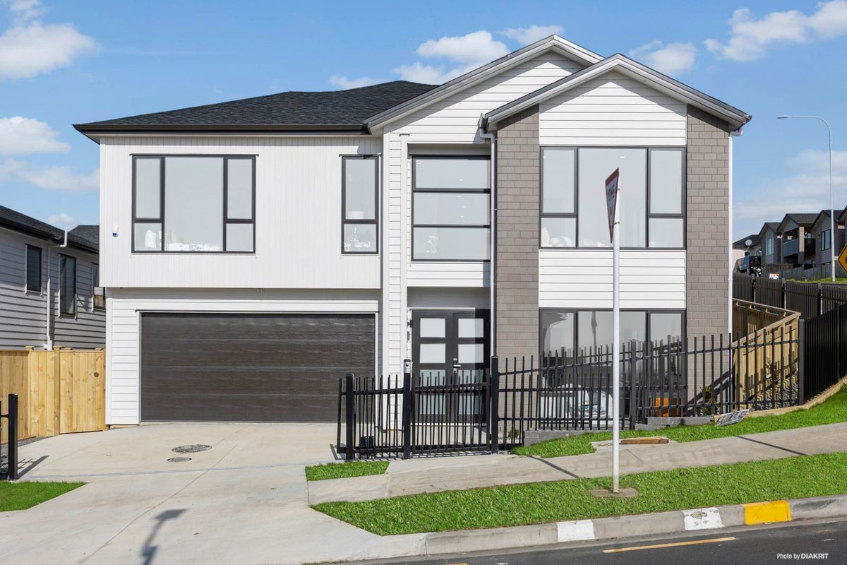 1 Tannaghmore Drive, Flat Bush, Auckland - Carousel 1