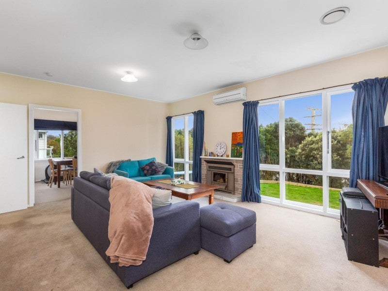1 Derby Place, Cannons Creek, Porirua - Carousel 2