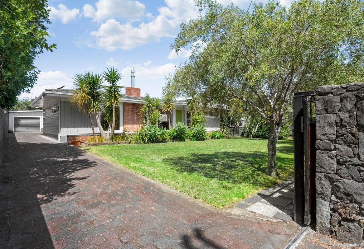 43 Gloria Avenue, Te Atatu Peninsula, Auckland - Carousel 11
