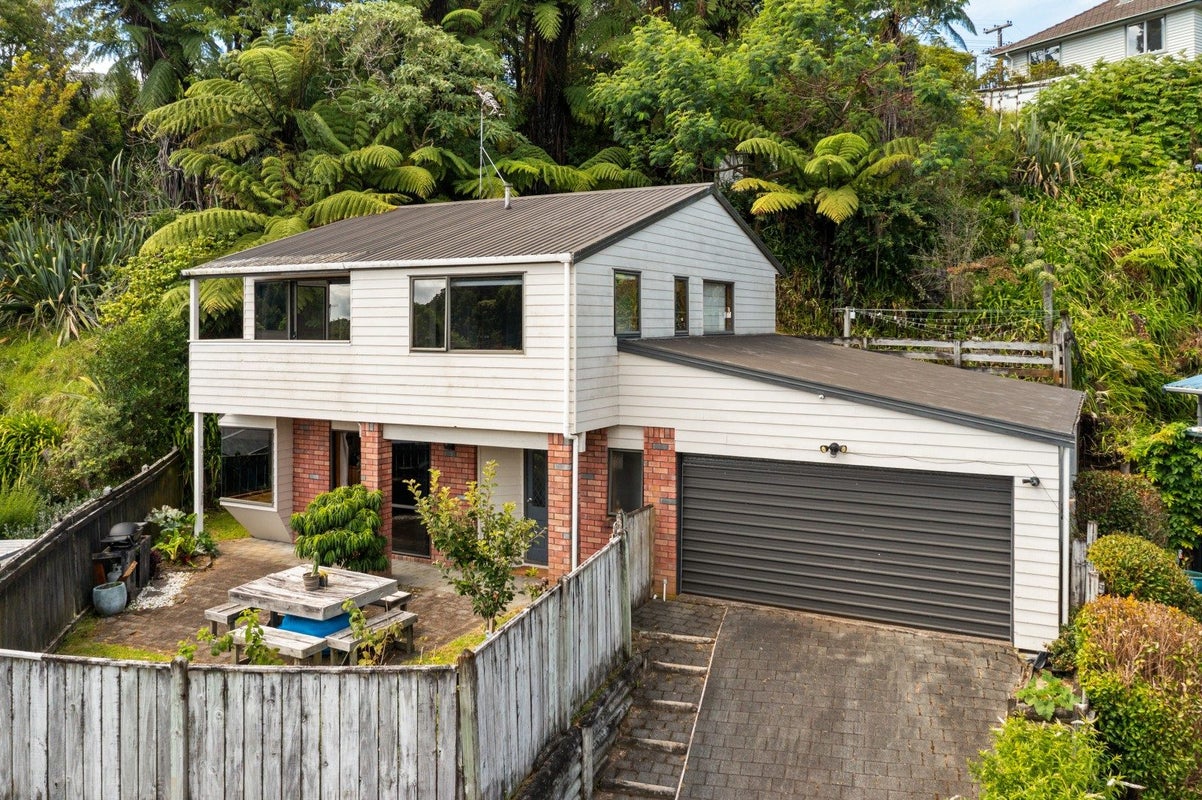 33 Beaumont Crescent, Frankleigh Park, New Plymouth - Carousel 1