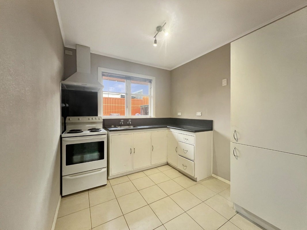 2/1068 Fergusson Drive, Clouston Park, Upper Hutt - Carousel 1
