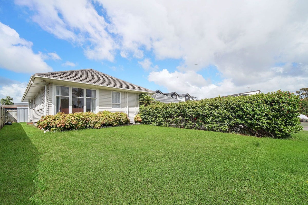 5 Shamrock Lane, Te Atatu Peninsula, Auckland - Carousel 1