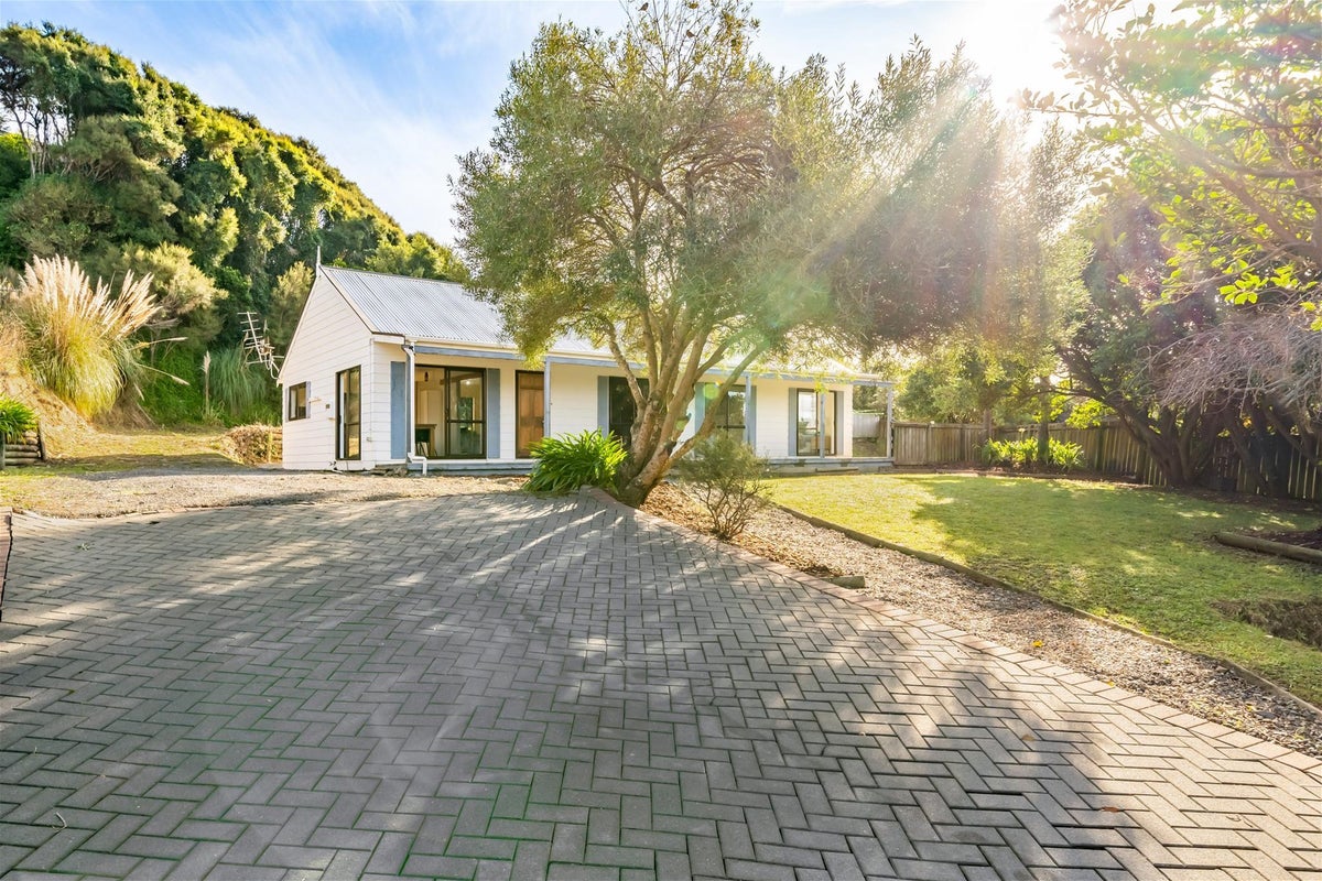 32 Albatross Close, Whitby, Porirua - Carousel 1
