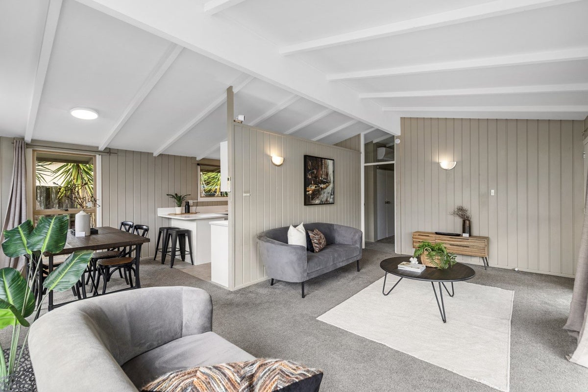 2 Holloway Place, Forest Lake, Hamilton - Carousel 1