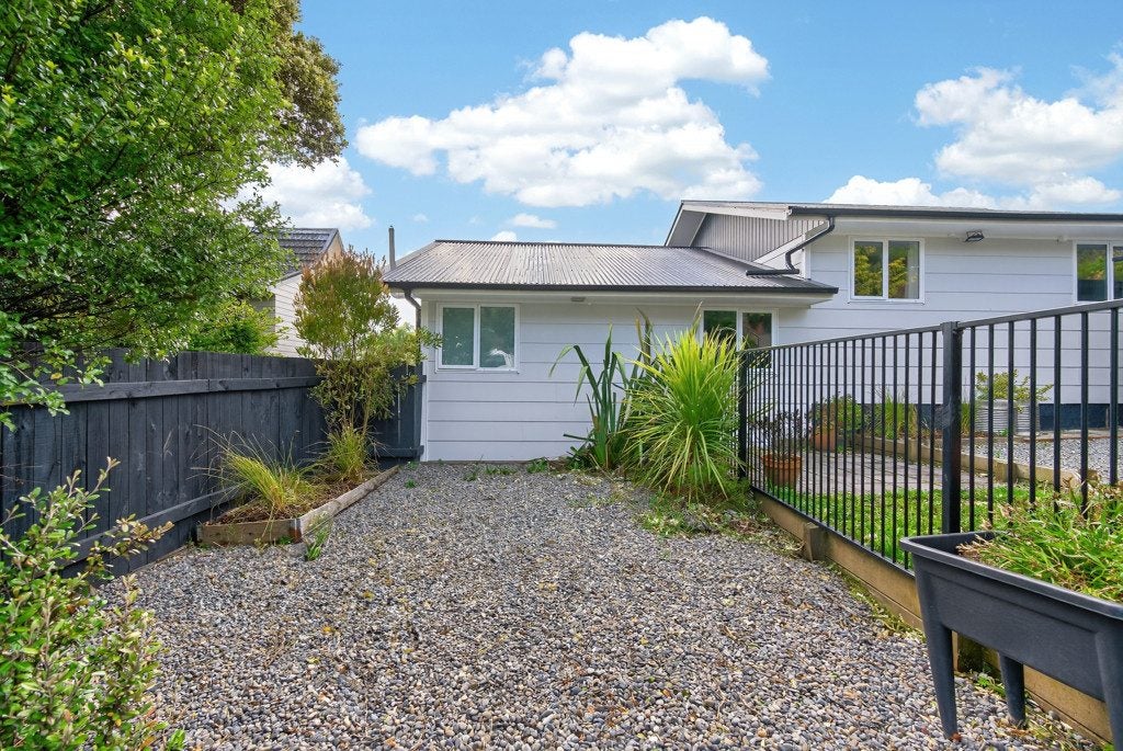 27 Kingsley Street, Stokes Valley, Lower Hutt - Carousel 24