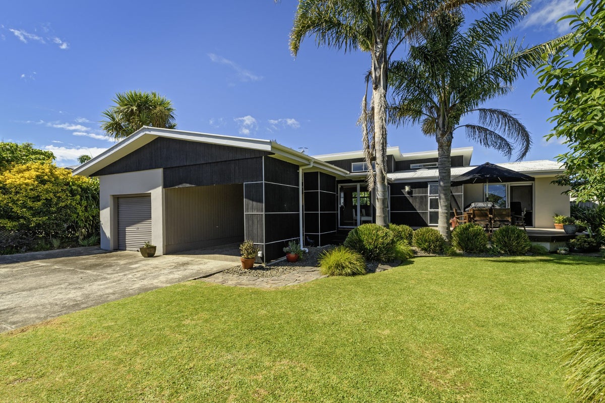 15 Roderick Street, Otumoetai, Tauranga - Carousel 1