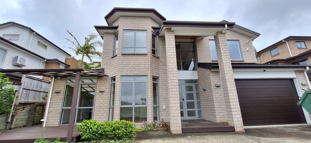 8 Bintulu Place, Fairview Heights, Auckland - Carousel 1