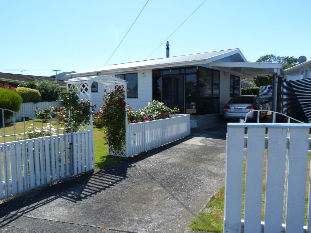32 Wallace Street, Featherston - Carousel 1