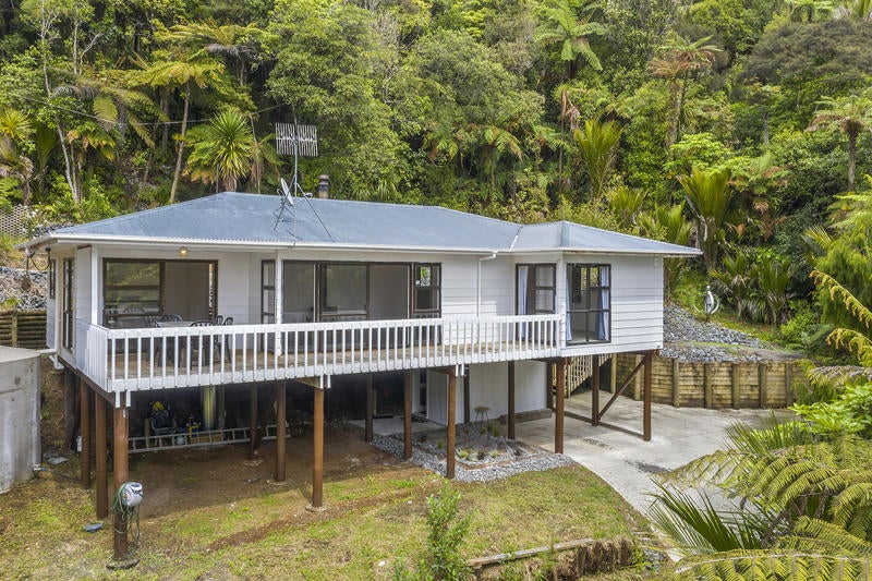 406 Scenic Drive, Waiatarua, Auckland - Carousel 1