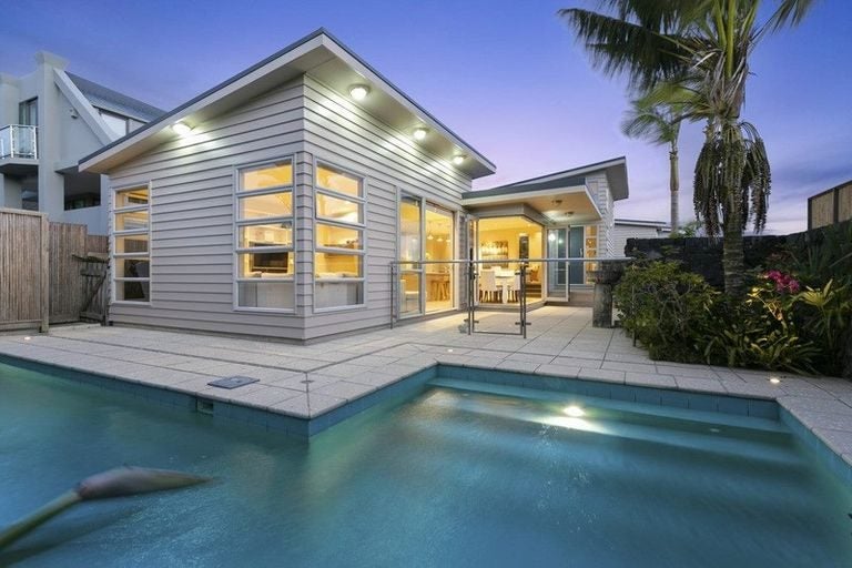7 Vaughan Crescent, Murrays Bay, Auckland - Carousel 1