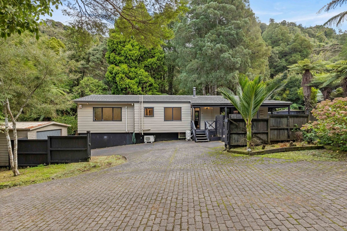420 Scenic Drive, Waiatarua, Auckland - Carousel 1