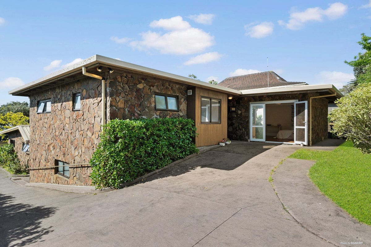 1/2 Corrella Road, Belmont, Auckland - Carousel 1