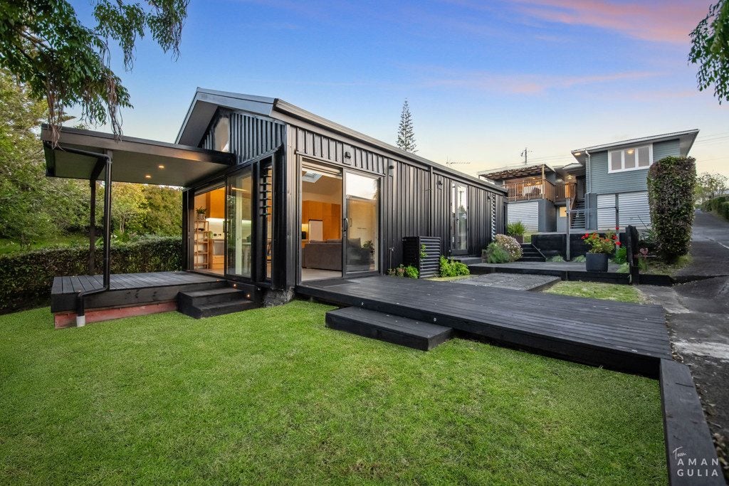 27 Amberley Avenue, Te Atatu South, Auckland - Carousel 1