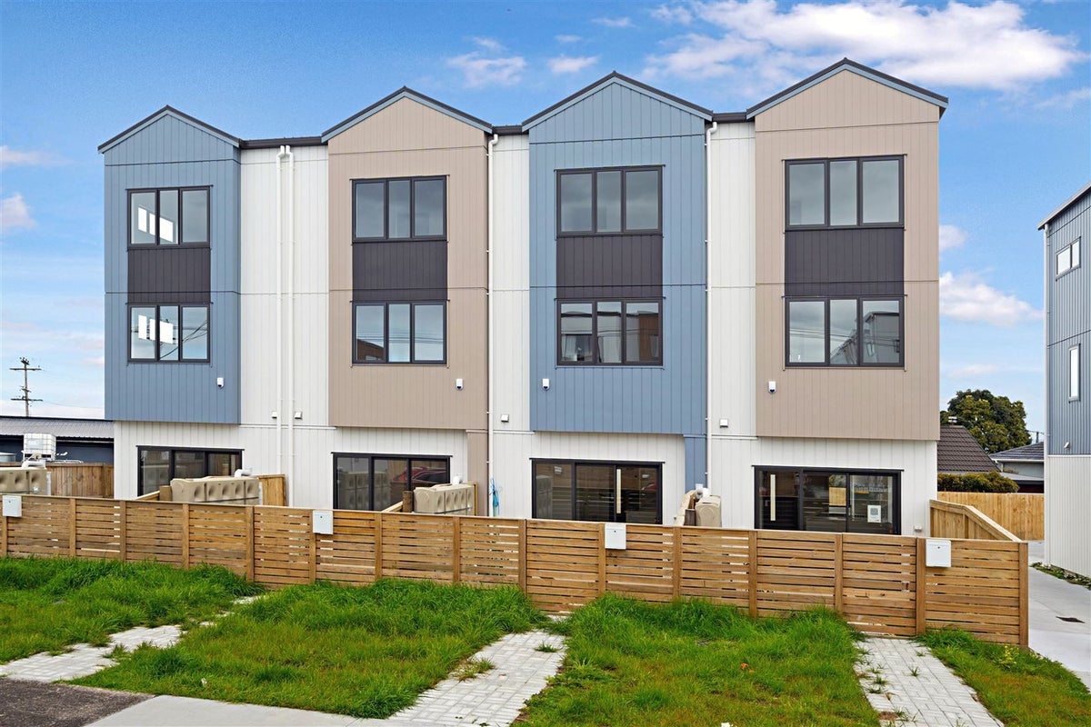 4/2 Abbotleigh Avenue, Te Atatu Peninsula, Auckland - Carousel 2