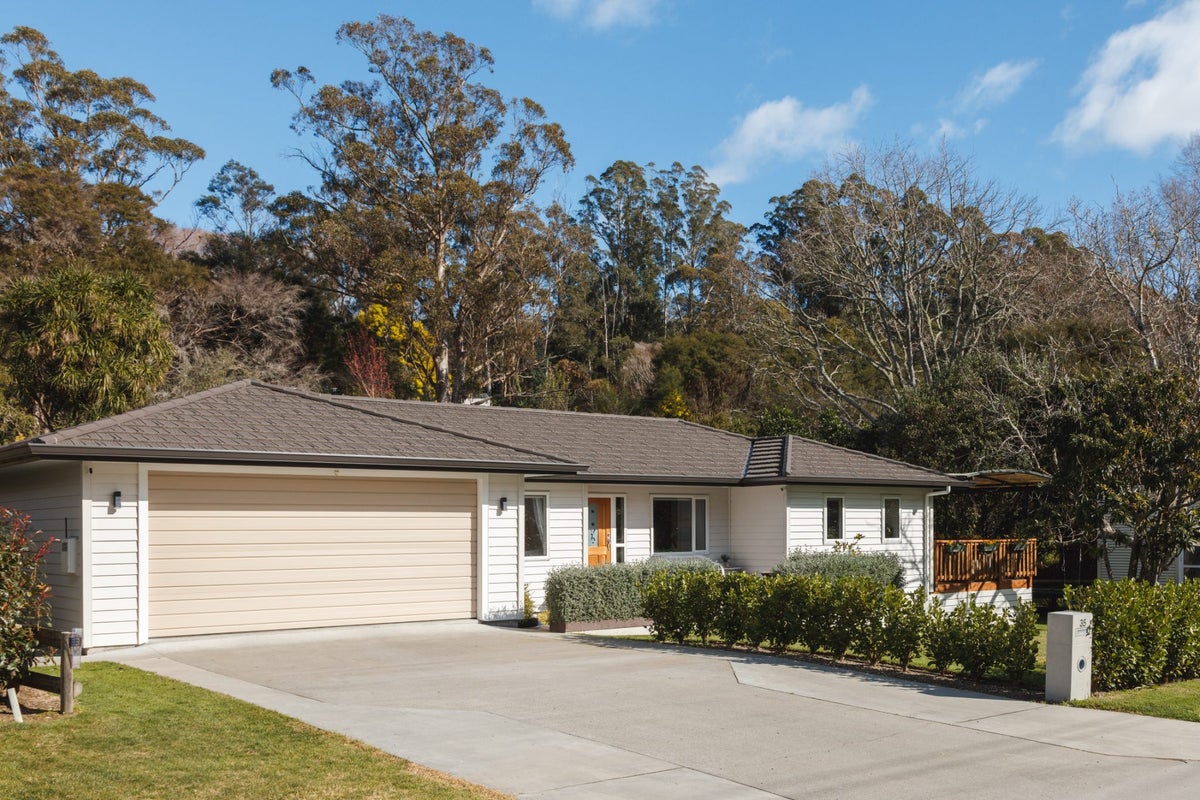 35 Shelley Road, Whataupoko, Gisborne - Carousel 1