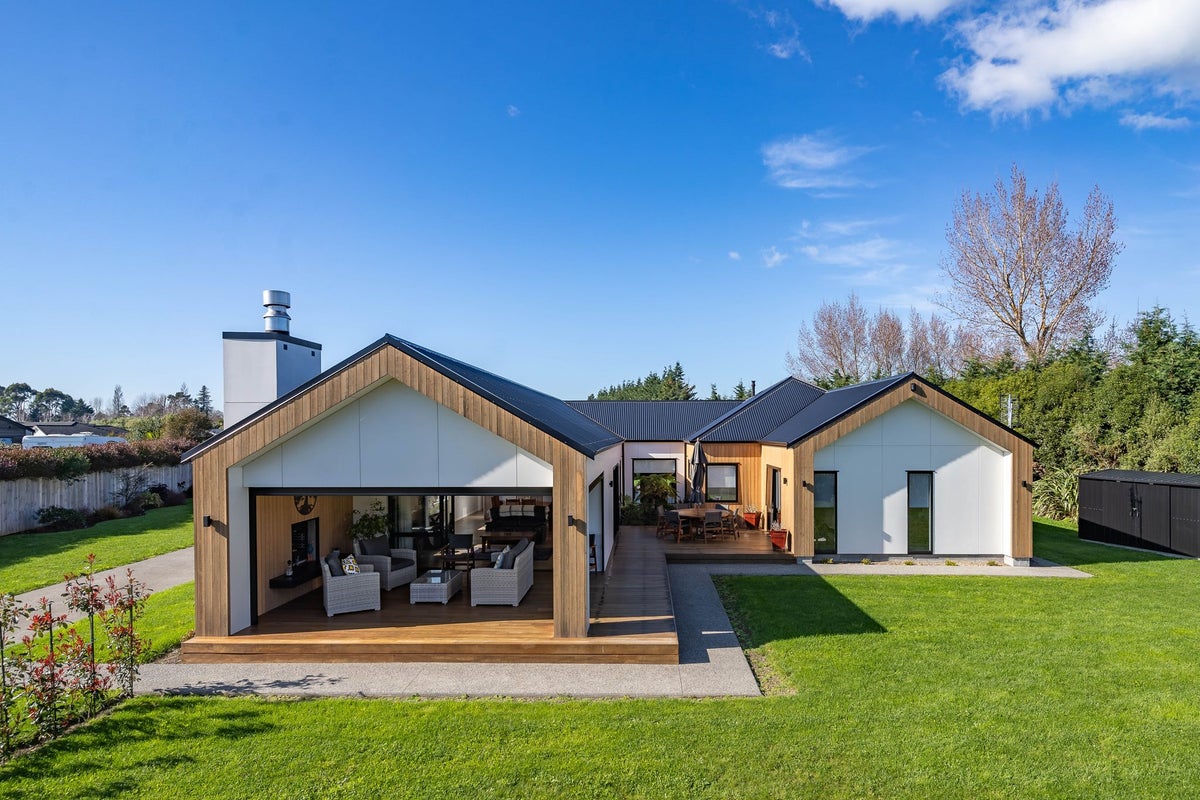 22 Mill Grove, Clareville, Carterton - Carousel 23