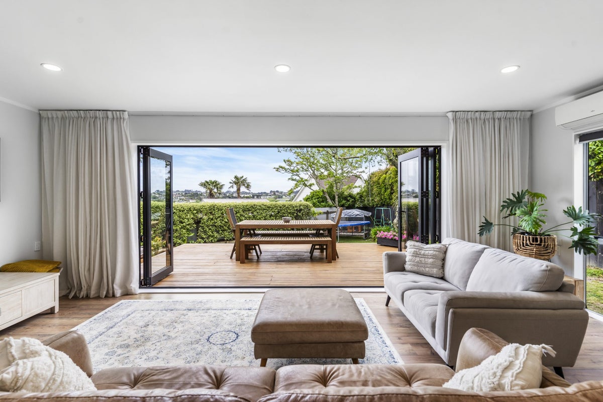 2/65 Arran Road, Browns Bay, Auckland - Carousel 1