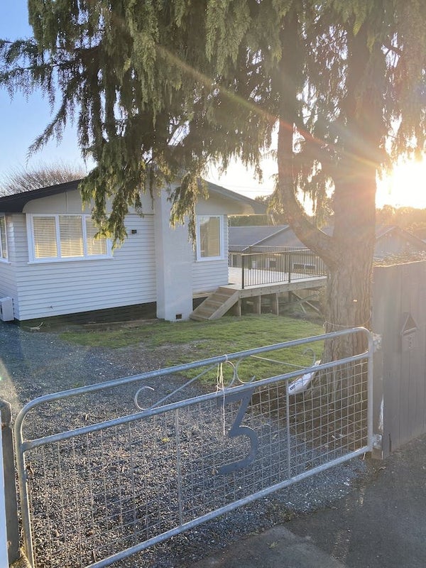 3 Moore Street, Forest Lake, Hamilton - Carousel 1