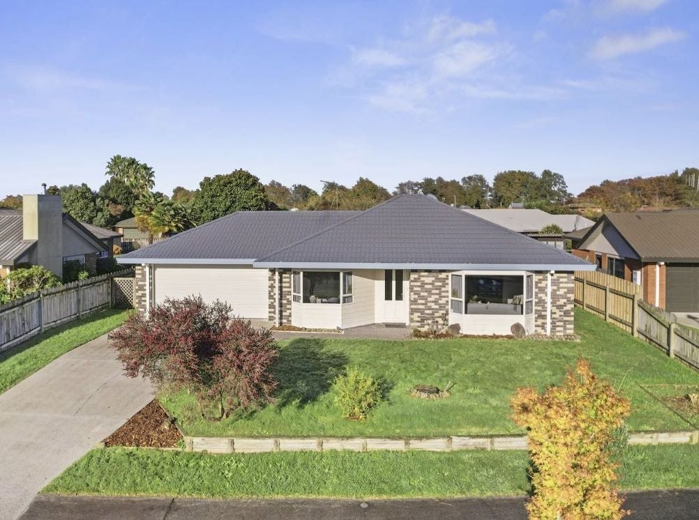 43 Admiral Crescent, Flagstaff, Hamilton - Carousel 1