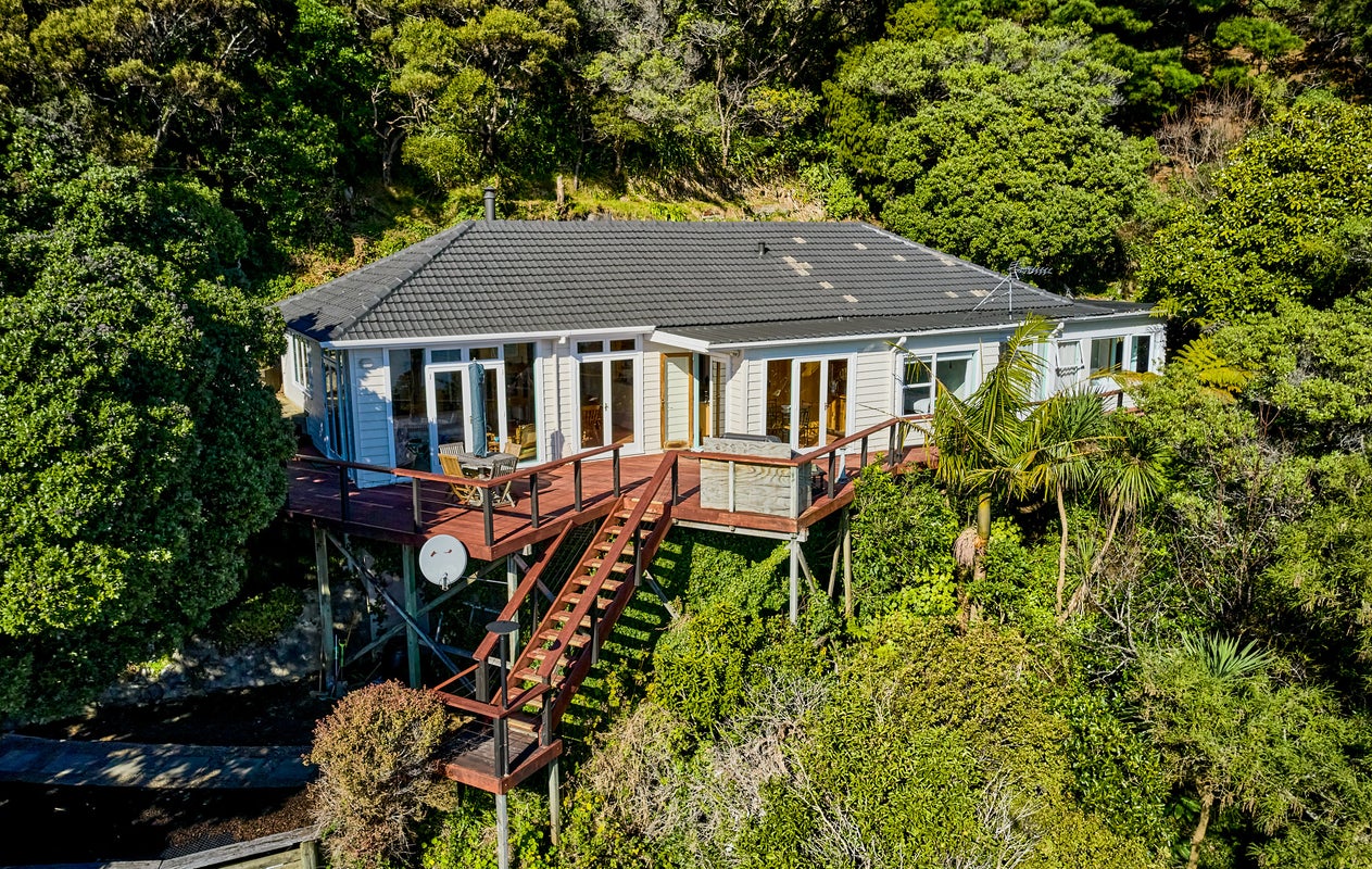 4 Matai Terrace, Eastbourne, Lower Hutt - Carousel 1