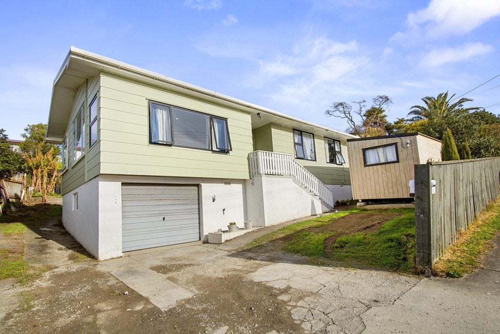 82 Bell Street, Tawa, Wellington - Carousel 1