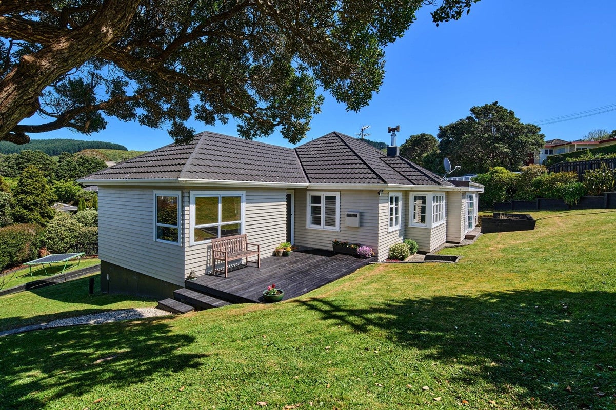 2 Kereru Bend, Tawa, Wellington - Carousel 1