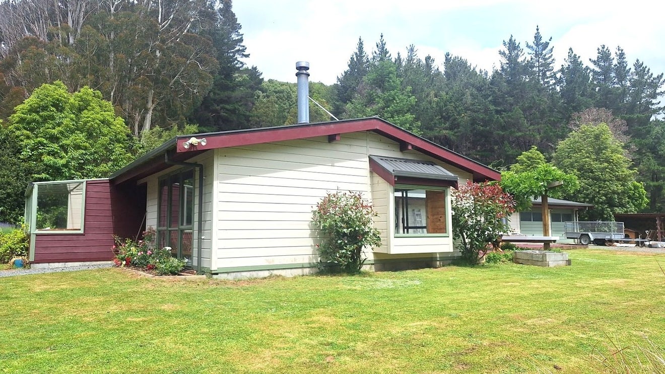 1083 Blue Mountains Road, Blue Mountains, Upper Hutt - Carousel 1