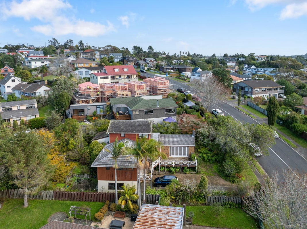 121 Oaktree Avenue, Browns Bay, Auckland - Carousel 1