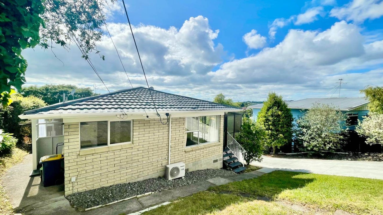 1/829 East Coast Road, Northcross, Auckland - Carousel 2