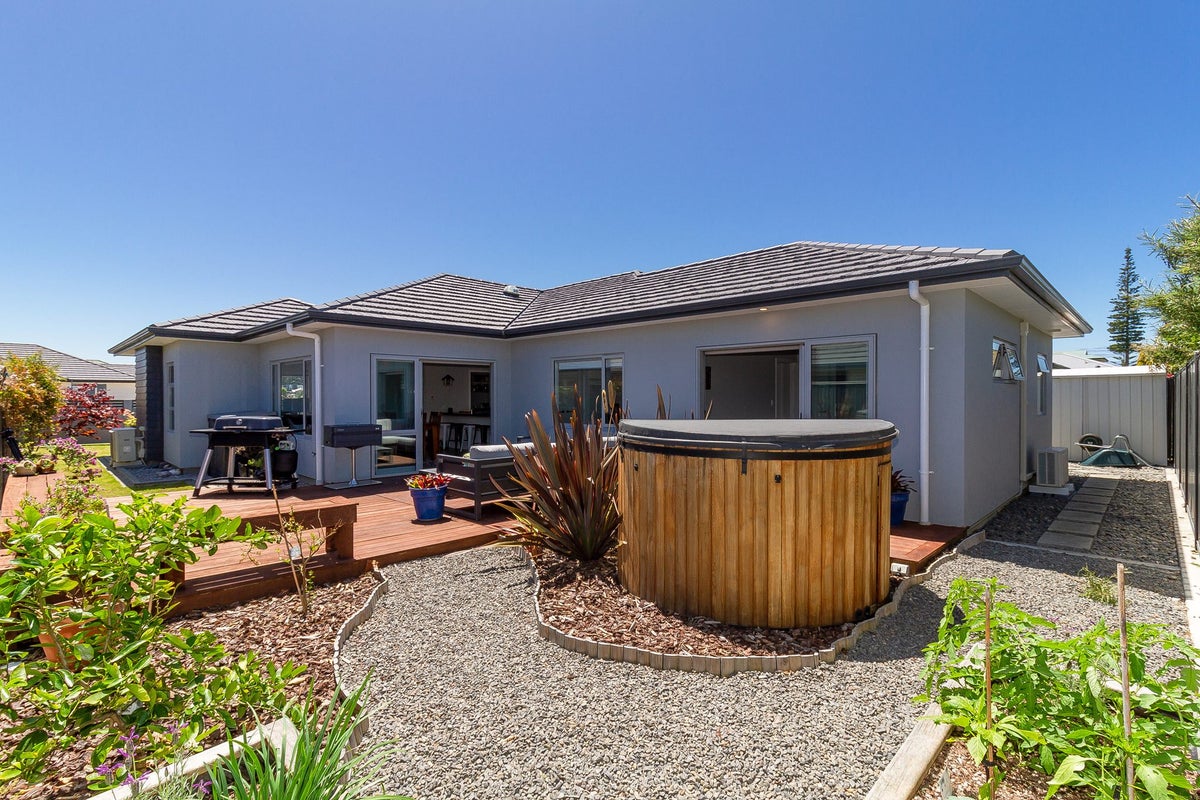 6 Aparima Place, Awatoto, Napier - Carousel 1
