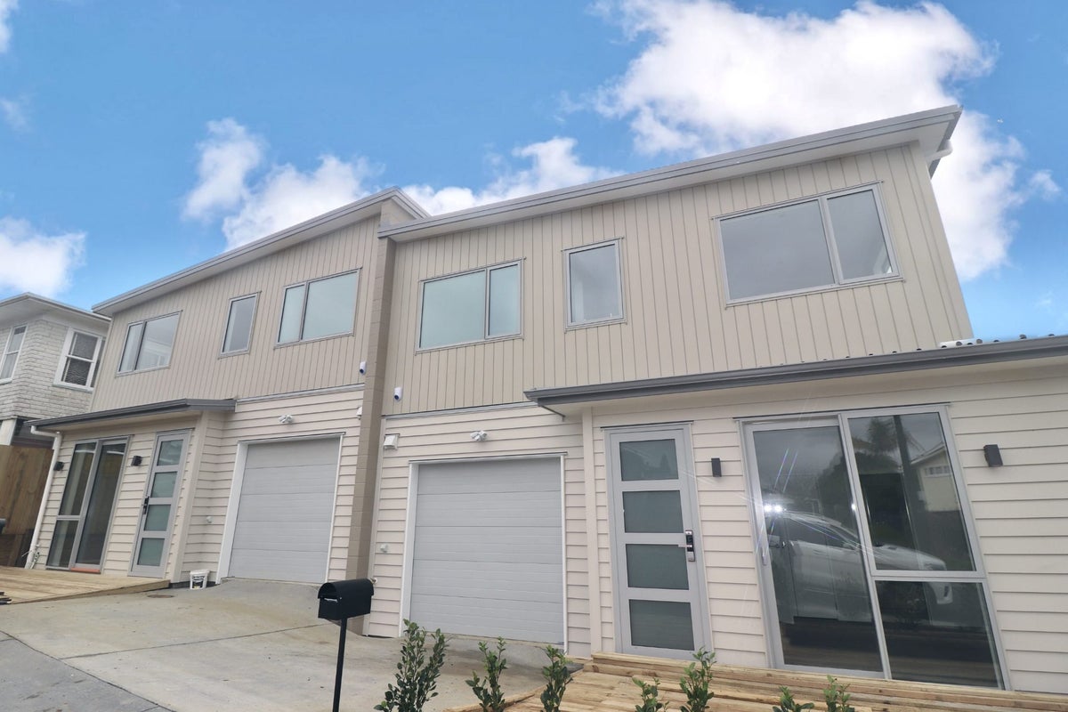 2B Crystal Avenue, Te Atatu South, Auckland - Carousel 1