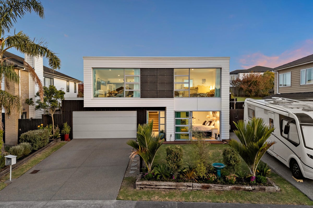 7 Vera Court, Siverdale - Carousel 1