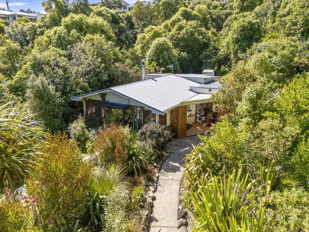 37 Porterfield Street, Macandrew Bay, Dunedin - Carousel 1