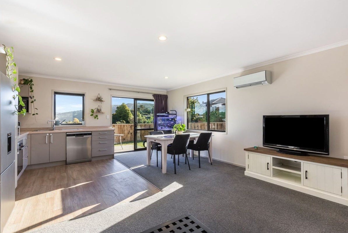 78 Sunstone Crescent, Timberlea, Upper Hutt - Carousel 2