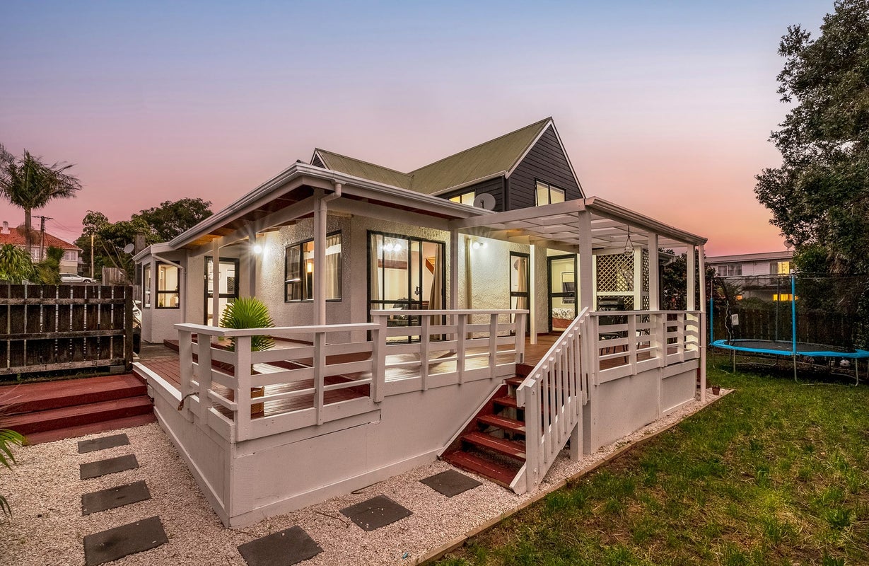 9 Hadfield Avenue, Waterview, Auckland - Carousel 1