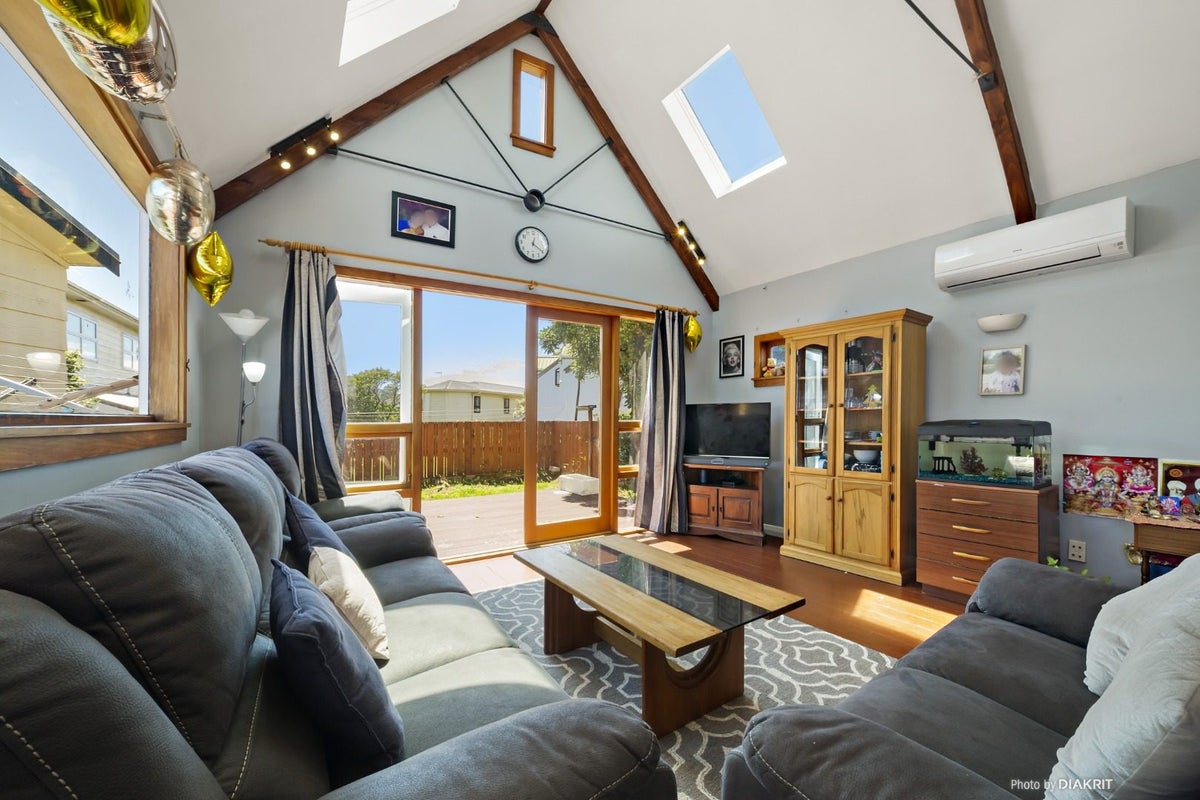 42 Kaikoura Street, Maupuia, Wellington - Carousel 1