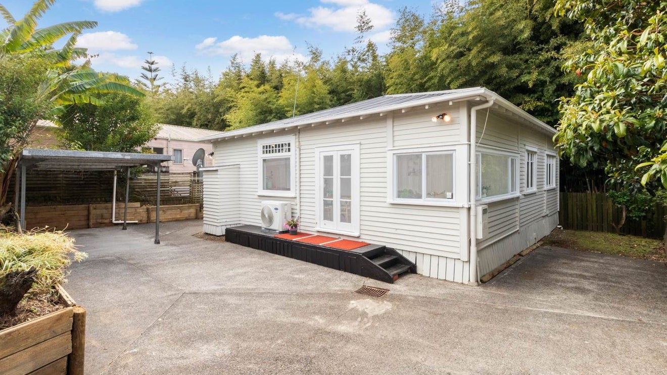 1/23 Longburn Road, Henderson, Auckland - Carousel 1