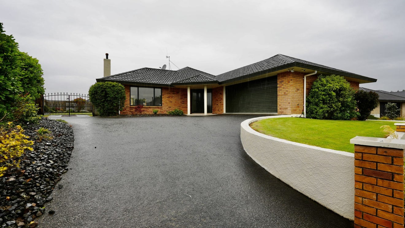 24 Johnstone Drive, Fitzherbert, Palmerston North - Carousel 1