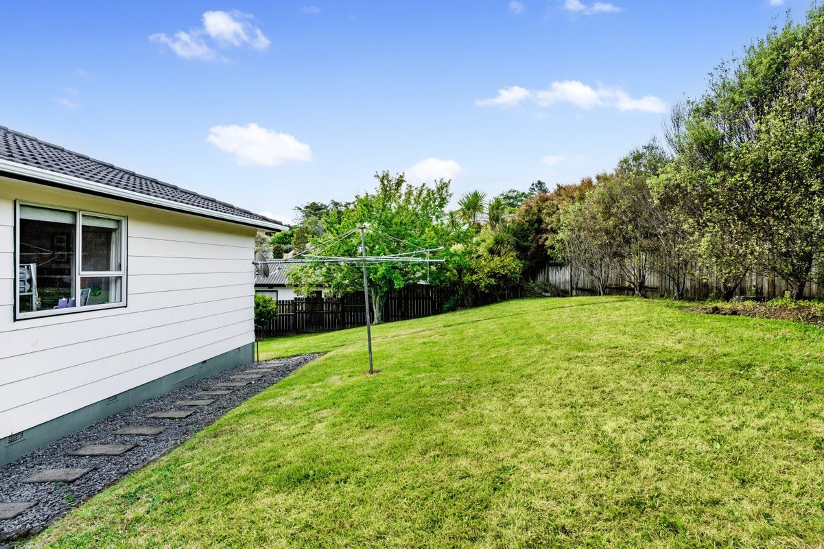 25 Helleur Road, Massey, Auckland - Carousel 17