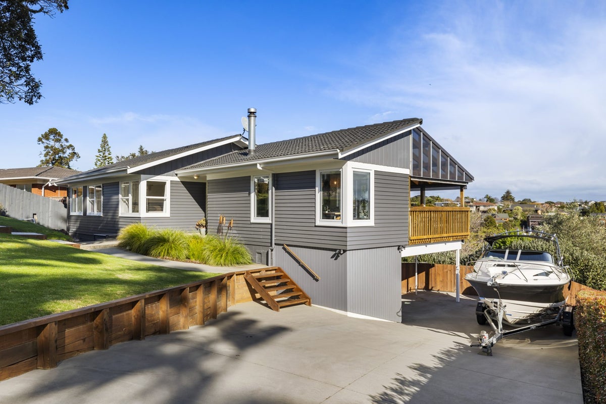 5 Addis Place, Shelly Park, Auckland - Carousel 1