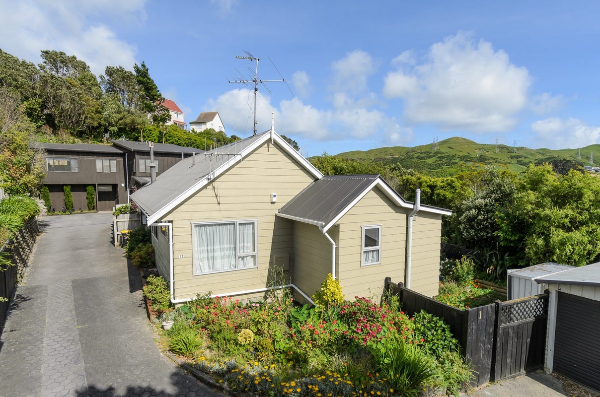 12 Cambrian Street, Churton Park, Wellington - Carousel 1