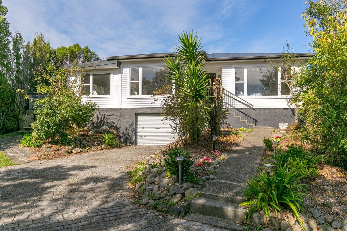 9 Allen Terrace, Tawa, Wellington - Carousel 1