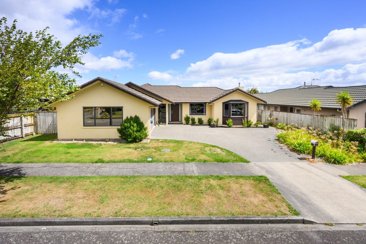 19 Johnstone Drive, Fitzherbert, Palmerston North - Carousel 1